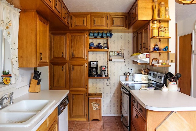 kitchen featuring sink, stainless steel appliances, and light tile patterned flooring