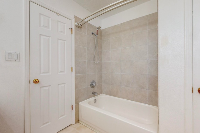 bathroom with tiled shower / bath combo