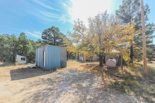 view of yard with a storage shed