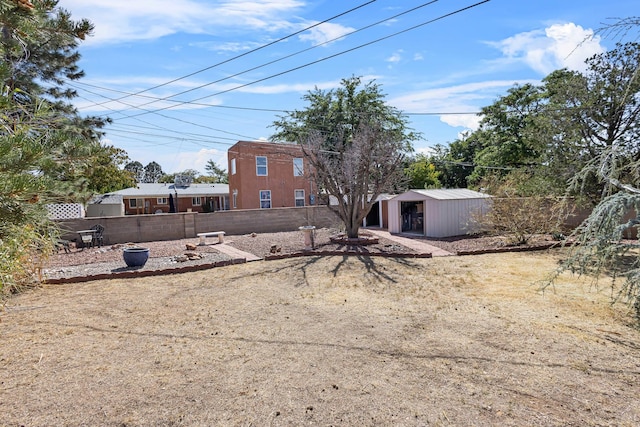 view of yard with a storage unit