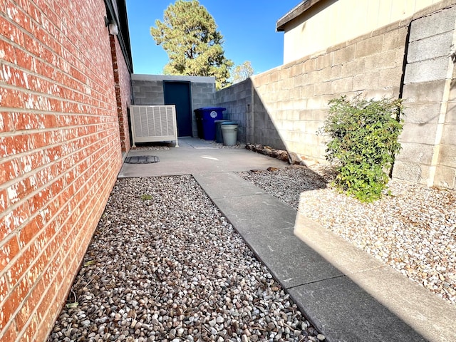 view of yard with a patio area