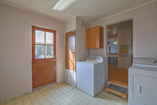 laundry room featuring independent washer and dryer, a textured ceiling, cabinets, and ceiling fan