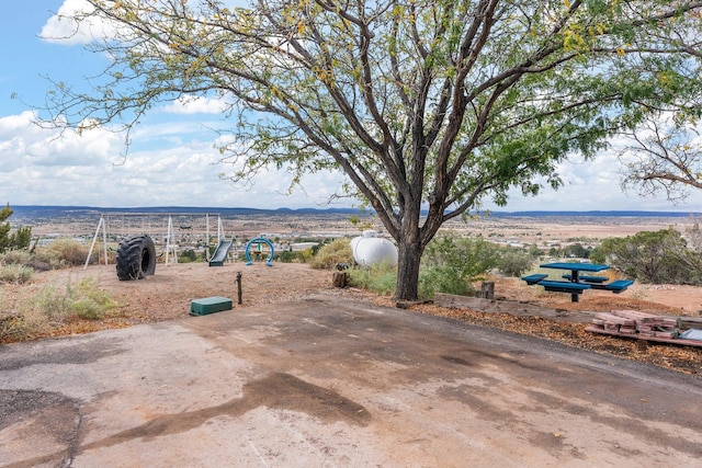 view of yard featuring a mountain view