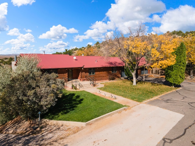 log-style house featuring a front yard