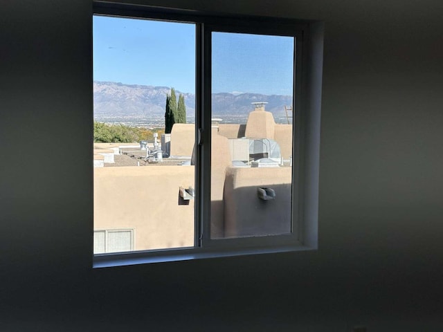 room details featuring a mountain view