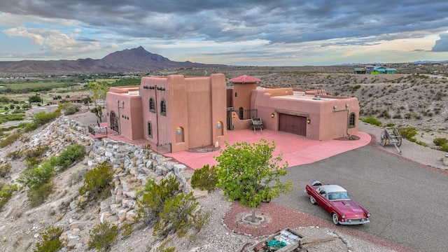 birds eye view of property featuring a mountain view