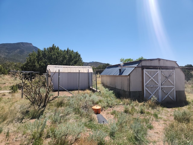 view of yard with a mountain view and an outdoor structure