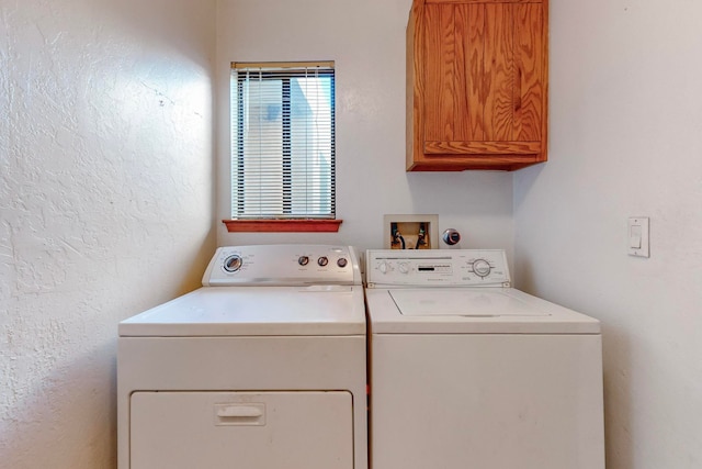 laundry room with cabinets and independent washer and dryer