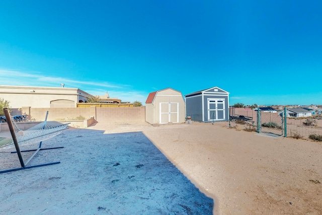 view of yard featuring a shed