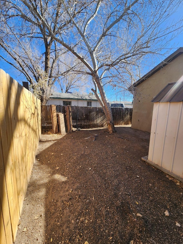 view of yard featuring a storage unit