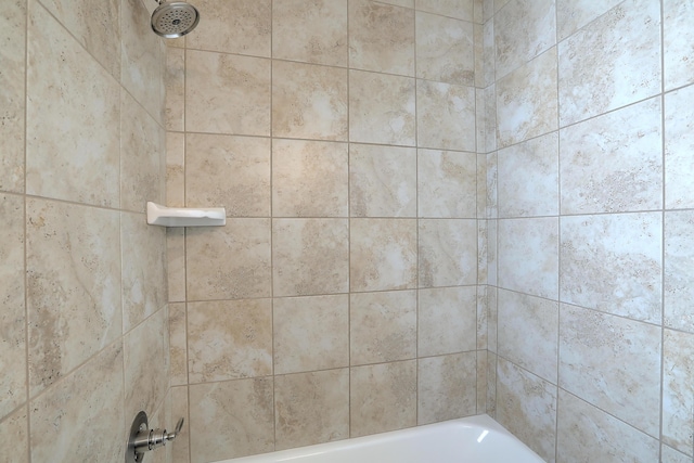 bathroom with tiled shower / bath combo