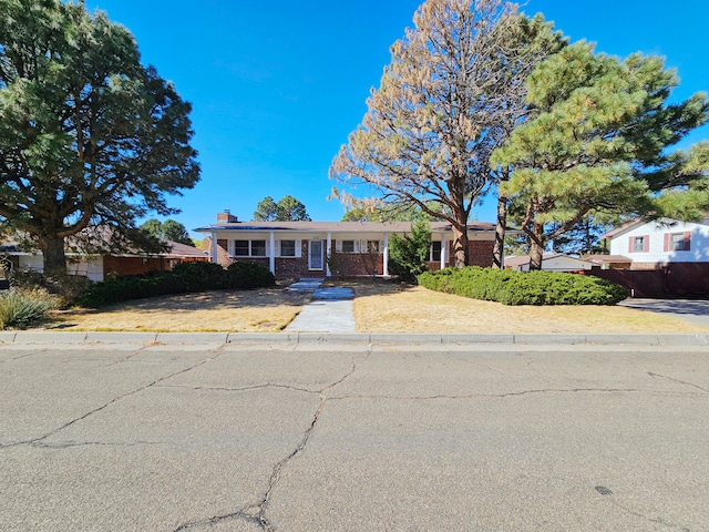 view of front facade with a front yard