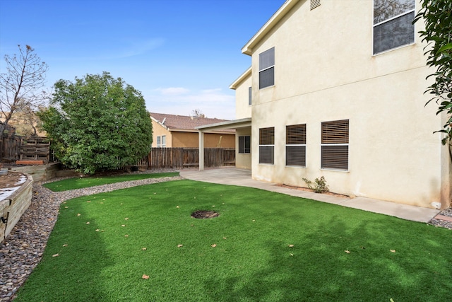 view of yard featuring a patio area