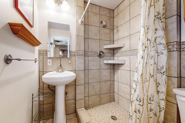 bathroom featuring tile walls, a shower with curtain, decorative backsplash, and toilet