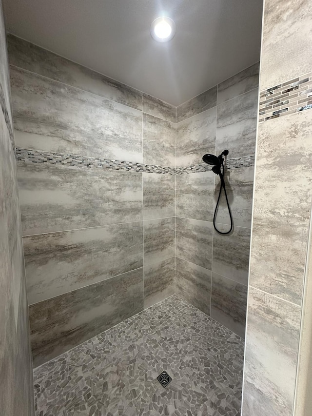 bathroom featuring a tile shower