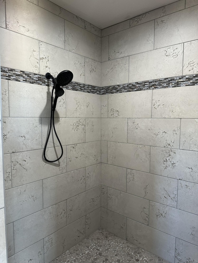 bathroom featuring a tile shower