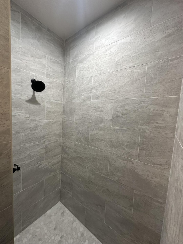 bathroom featuring tiled shower