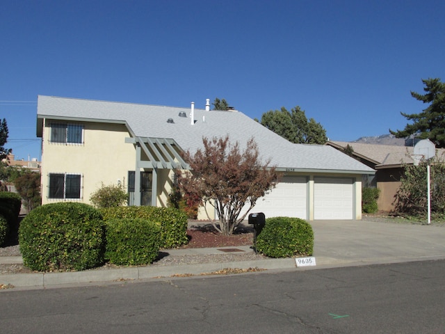 view of front facade featuring a garage