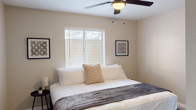 bedroom with ceiling fan