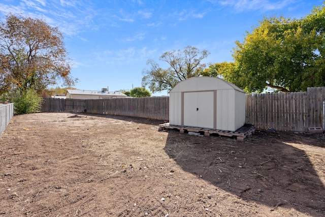 view of yard featuring a storage unit