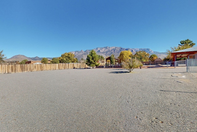 view of yard featuring a mountain view