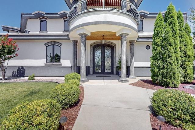 entrance to property featuring a balcony