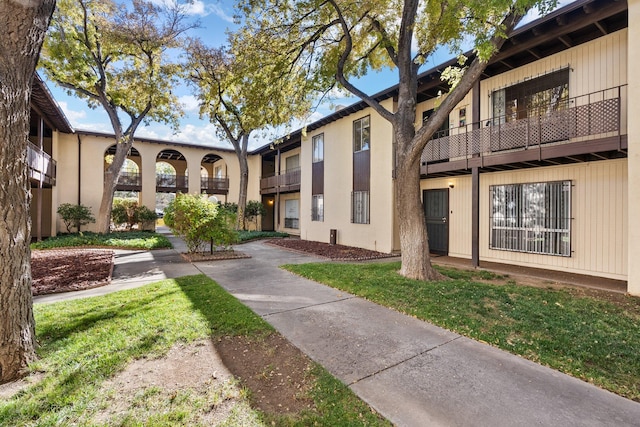 view of property's community featuring a lawn