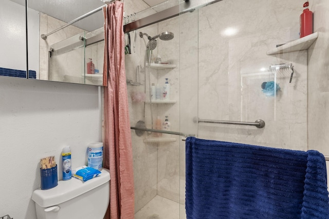 bathroom featuring tiled shower and toilet