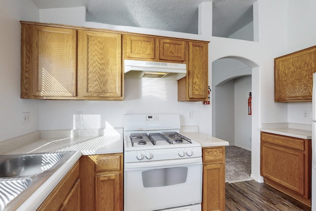 kitchen with dark wood-type flooring, sink, vaulted ceiling, a textured ceiling, and white range with gas cooktop