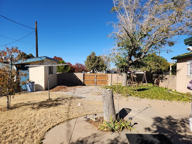 view of yard featuring a patio