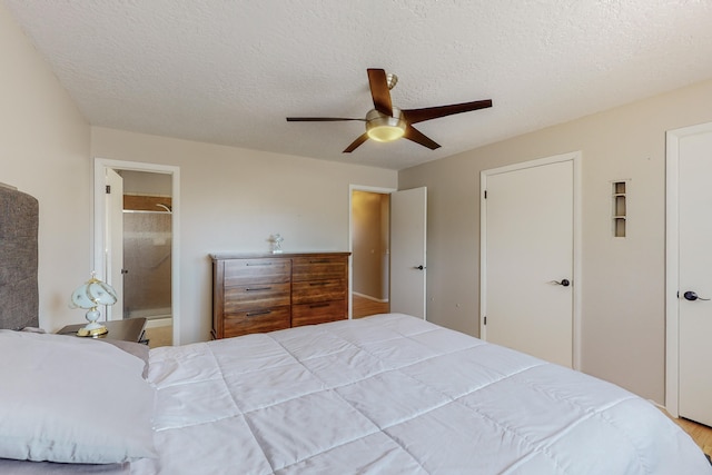 bedroom featuring ceiling fan and a textured ceiling