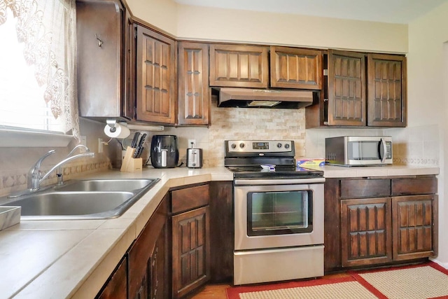 kitchen with tasteful backsplash, sink, and stainless steel appliances