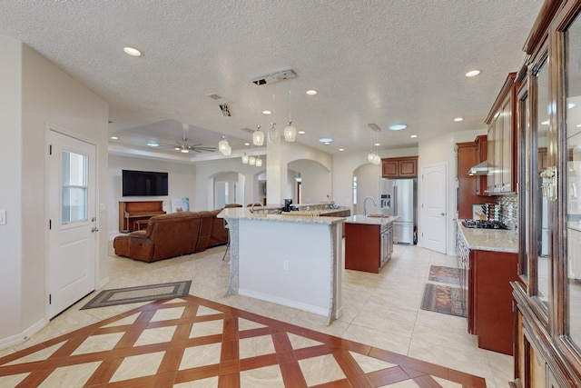 170 Esperanza Dr, Bosque Farms, NM 87068 - kitchen with baseboards, ceiling fan, recessed lighting, arched walkways, and open floor plan
