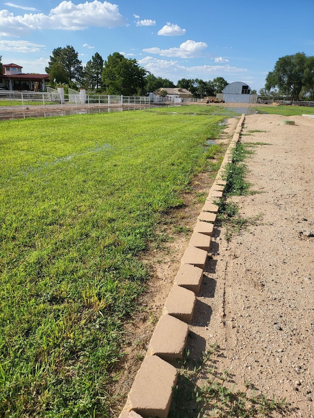 view of yard featuring a rural view