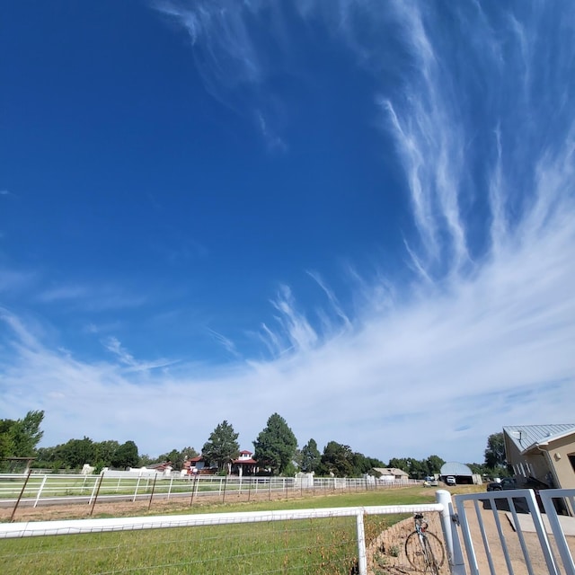 view of yard featuring a rural view