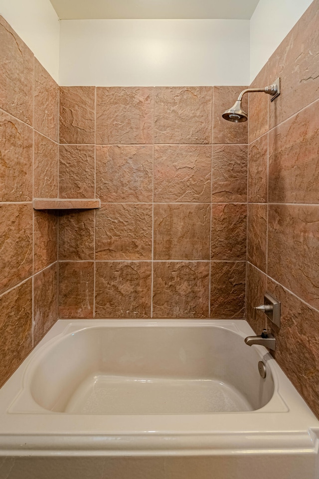 bathroom with tiled shower / bath