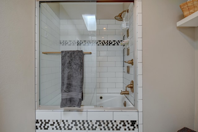 bathroom with tiled shower / bath combo