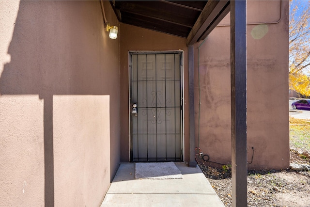 view of exterior entry featuring stucco siding