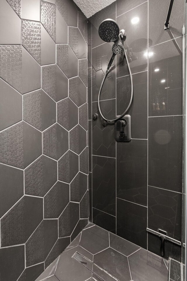 bathroom featuring tiled shower