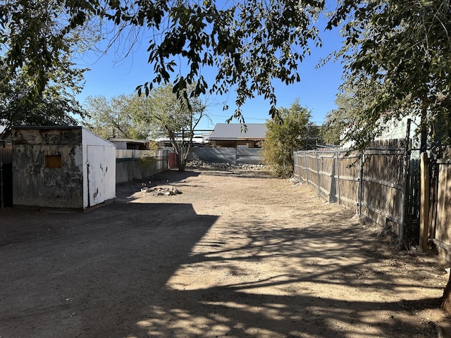 view of yard featuring a shed