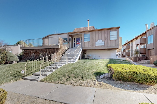 view of front of house featuring a front yard