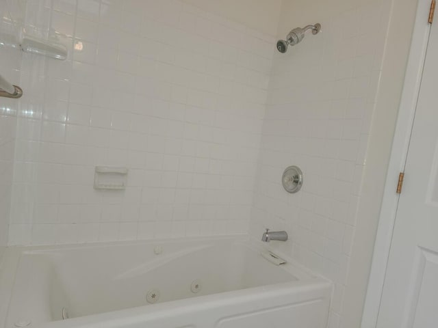 bathroom featuring tiled shower / bath combo