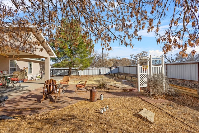 view of yard featuring a patio area