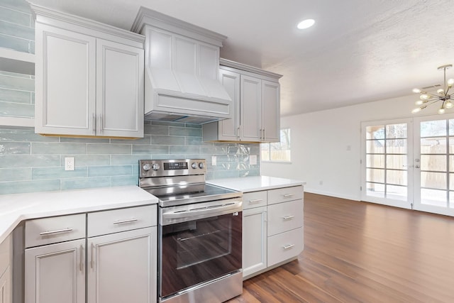 kitchen featuring tasteful backsplash, gray cabinetry, electric stove, an inviting chandelier, and dark hardwood / wood-style floors