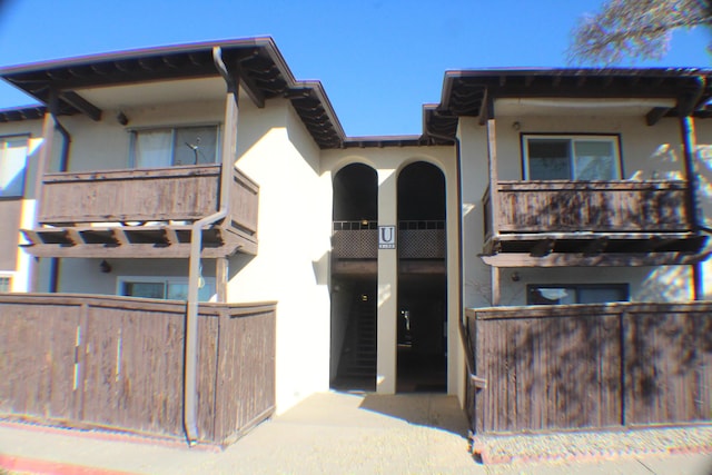 view of front of home featuring a balcony