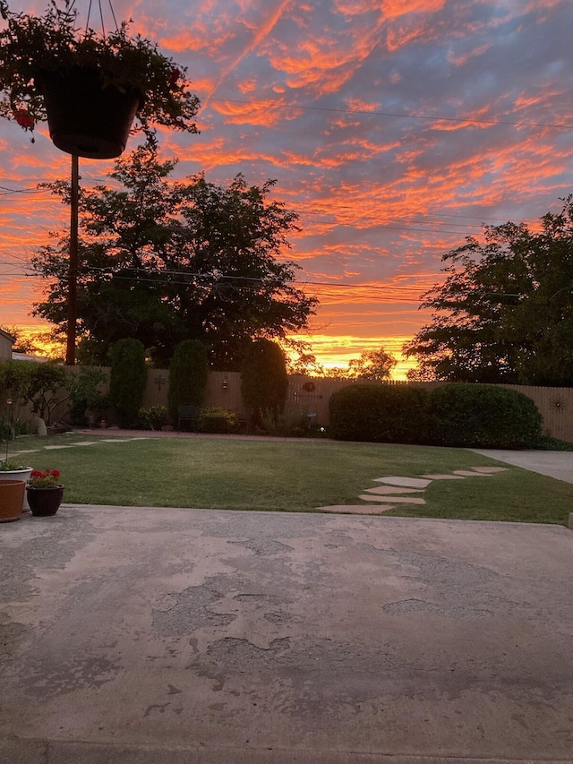 view of yard at dusk