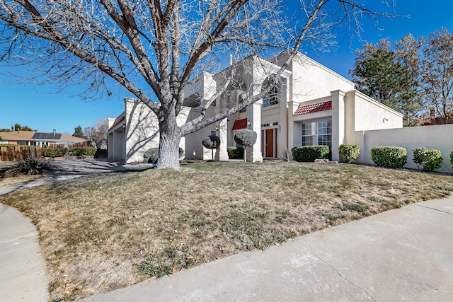 view of front facade featuring a front yard