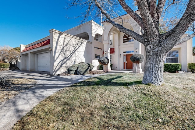 view of front facade featuring a garage and a front yard