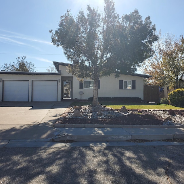 ranch-style house featuring a front lawn and a garage