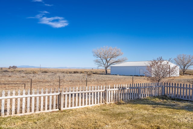 view of yard featuring a rural view